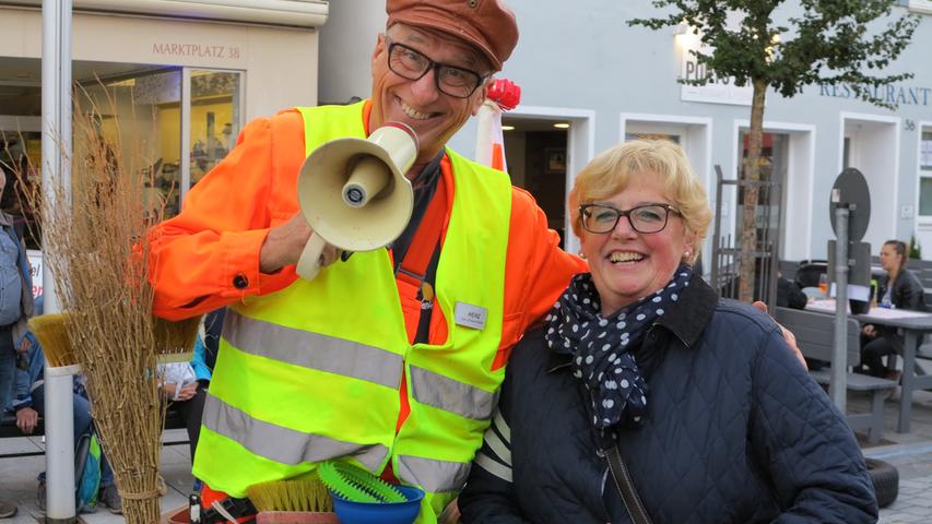 Artistik und Comedy boten zahlreiche Varieté-Künstler, hier trifft Heinz in der Mülltonne auf Ingeborg Herrmann, Öffentlichkeitsreferentin der Stadt Gunzenhausen.