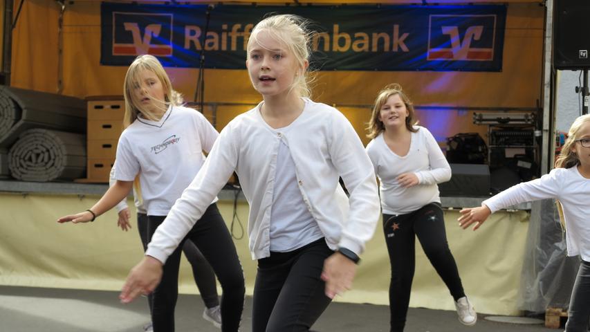 Vor der Raiffeisenbank-Bühne zeigten die Mitglieder der Tanzschule Meyerhöfer & Bernhard aus Gunzenhausen, was sie drauf haben.