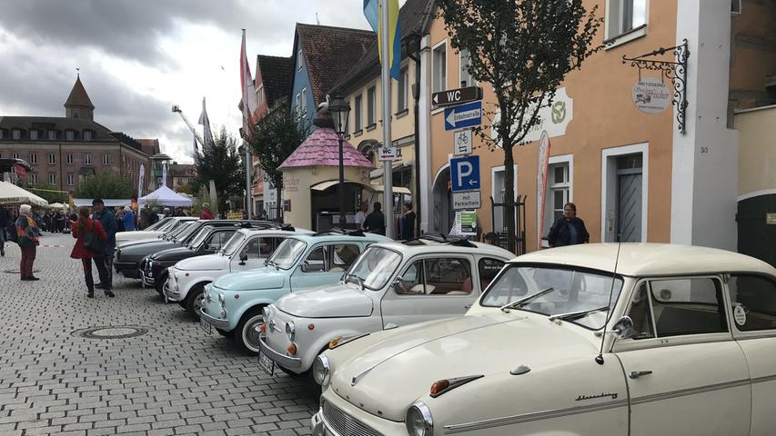 Am Vormittag war der Gunzenhäuser Marktplatz beim Kulturherbst fest in motorisierter Hand: Dort gab es im Rahmen der Klassikertage Oldtimer zu sehen, zudem wurden die Teilnehmer der Rallye Altmühlfranken vorgestellt.