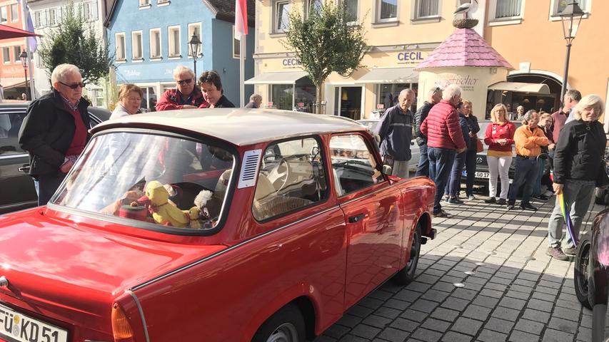 Am Vormittag war der Gunzenhäuser Marktplatz beim Kulturherbst fest in motorisierter Hand: Dort gab es im Rahmen der Klassikertage Oldtimer zu sehen, zudem wurden die Teilnehmer der Rallye Altmühlfranken vorgestellt.