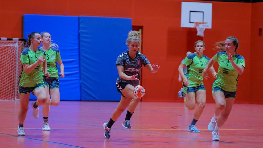 Lokales.Foto: Guenter Distler.Motiv: Handball-BOL: SG Rohr/Pavelsbach - HSG Pyrbaum/Seligenporten (grau-schwarz), Schulturnhalle Postbauer-Heng28.09.19