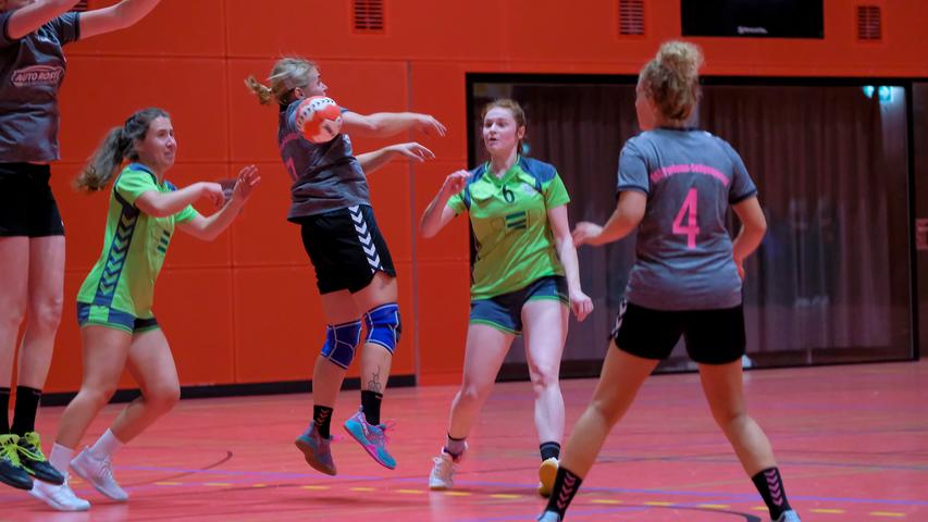 Lokales.Foto: Guenter Distler.Motiv: Handball-BOL: SG Rohr/Pavelsbach - HSG Pyrbaum/Seligenporten (grau-schwarz), Schulturnhalle Postbauer-Heng28.09.19