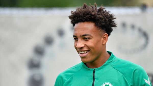 Okay, zugegeben, ein Profi-Spiel hat der 2001 geborene Leweling für den Club nie absolviert. Allerdings verbrachte er seine Jugend in den Farben rot und schwarz. Von 2012 bis 2017 war Leweling in den Nachwuchsmannschaften des 1. FCN aktiv. Vom Sommer 2019 an stand er im Profikader der Spielvereinigung. Mit dem VfB Stuttgart spielt Leweling inzwischen in der Champions League, war unlängst etwa bei Real Madrid zu Gast.