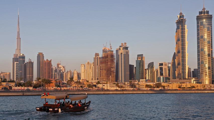 Dubai profitiert auch davon, dass es ein wichtiger Umsteigefluplatz für Ziele in Asien ist. Viele Passagiere bleiben hier für ein paar Tage.