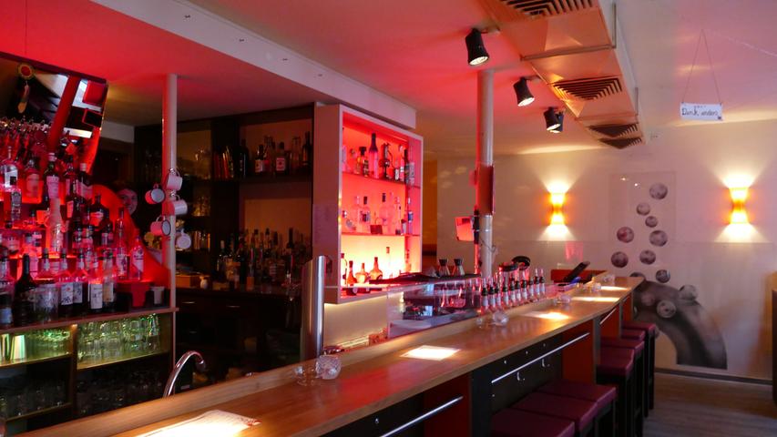 Die  Sodarbar eröffnete 2007 und stellt zu den klassischen Kneipen in der Sandstraße ein coole Alternative im Retro-Look dar. Wechselnde DJs sorgen für den richtigen Electro-Beat. Als Spezialitäten gelten der spanische Erdbeer-Schnaps und der "S and B" (irischer Whisky mit Trauben, Holunder und Vanille).