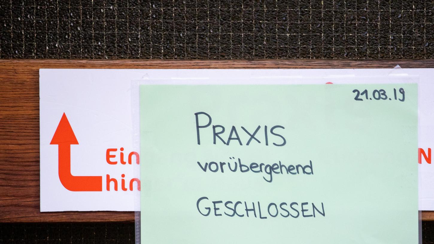 "Praxis vorübergehend geschlossen" steht auf einem Zettel am Eingang zur einer Praxis für Logopädie. Der im Würzburger Kinderporno-Fall verhaftete Sprachtherapeut schweigt zu den Vorwürfen.