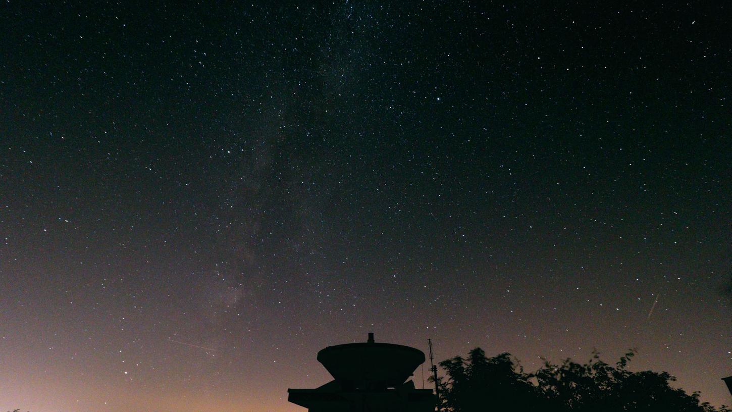 Das Foto wurde um 22.05 Uhr auf der Sternwarte Feuerstein aufgenommen, die Blickrichtung ist exakt zum Städtedreieck. Das Band der Milchstraße verschwimmt im Kunstlicht.