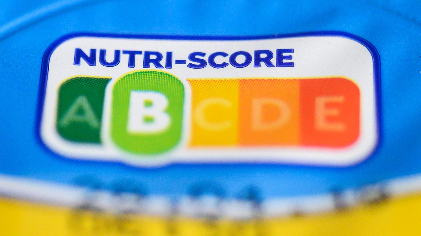Auf einer Packung Joghurt ist der sogenannte "Nutri-Score" zu sehen. Bundesernährungsministerin Julia Klöckner hat sich für das farbiges Logo Nutri-Score als klarere Kennzeichnung von Zucker, Fett und Salz in vielen Lebensmitteln ausgesprochen.