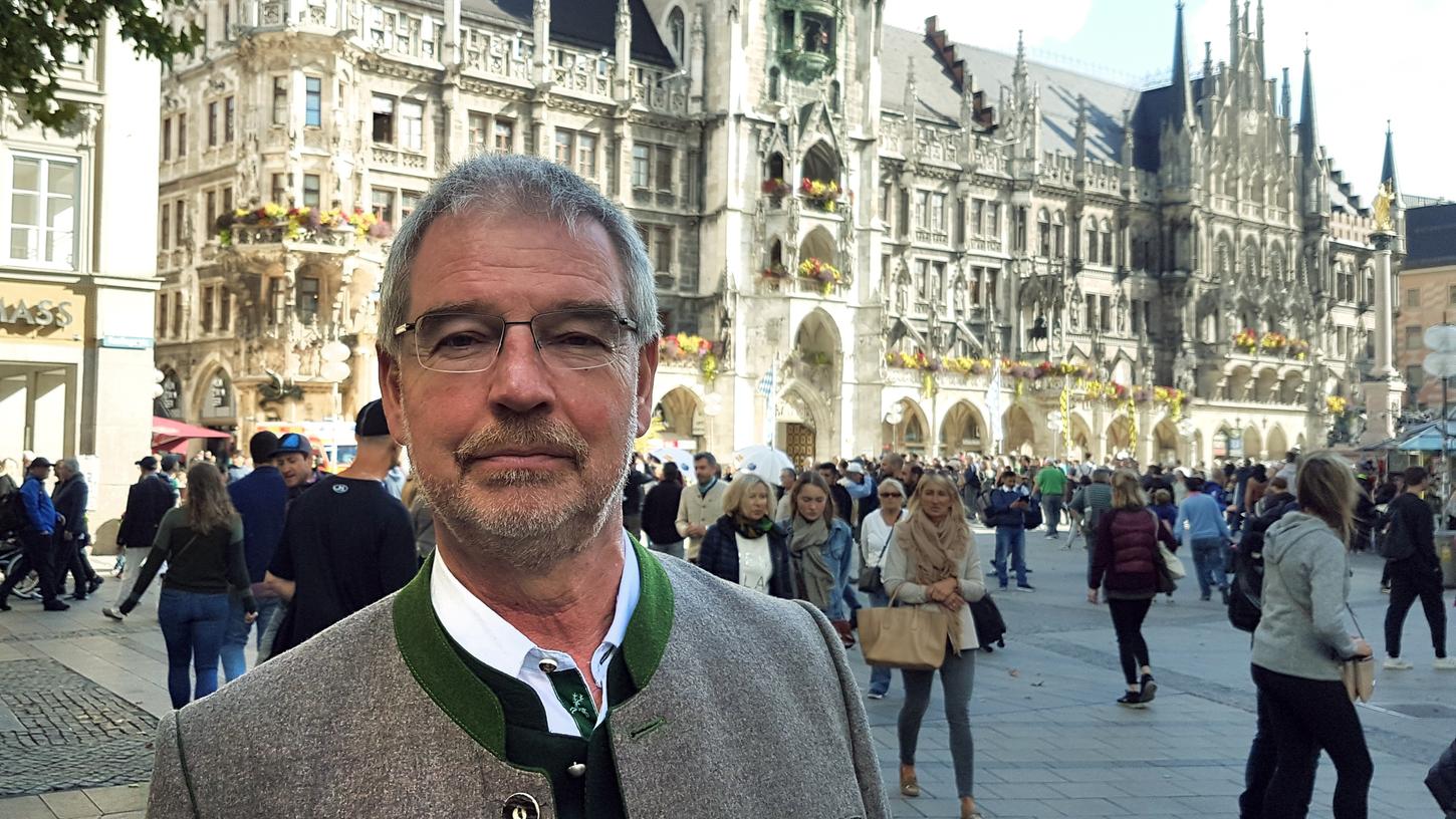 Alexander Reissl, bisher Fraktionsvorsitzender der SPD im Münchner Stadtrat, steht auf dem Marienplatz. Knapp sechs Monate vor den Kommunalwahlen wechselt Reissl als parteiloses Mitglied zur CSU.