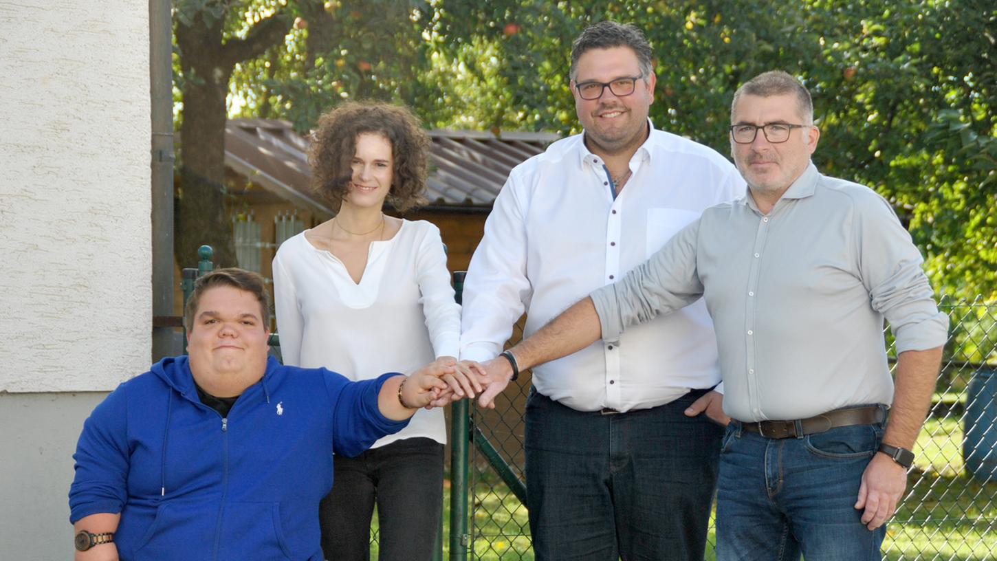 Der Kandidat ist nominiert: Martin Friepes, Franziska Scheu, Marco Friepes und Micheal Henkel (von links nach rechts).