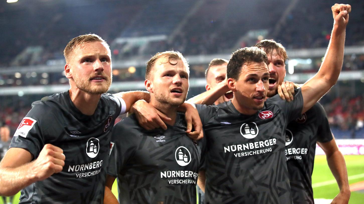 Kollektiver Jubel in Grau: Hanno Behrens, Johannes Geis und Georg Margreitter (v.li.) lassen sich von den mitgereisten Club-Fans feiern. Kollektiver Jubel in Grau: Hanno Behrens, Johannes Geis und Georg Margreitter (v.li.) lassen sich von den mitgereisten Club-Fans feiern.