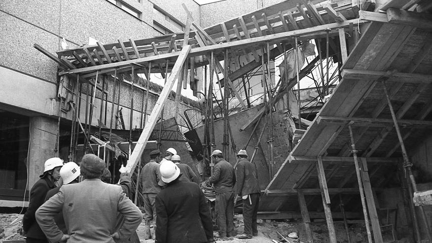 Ein Gewirr von Eisen und Holz: die Unglücksstelle nach dem Einsturz.  Hier geht es zum Artikel vom 2. Oktober 1969: Unter Beton begraben