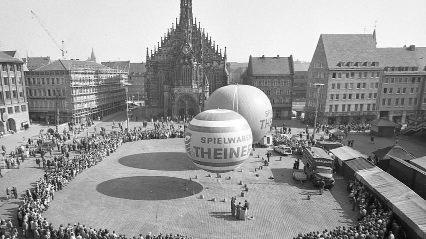 Über 5.000 Schaulustige umringten die beiden Heißluftballons, bevor sie abhoben.  Hier geht es zum Artikel vom 5. Oktober 1969: Ballonstarts nach dem Männleinlaufen