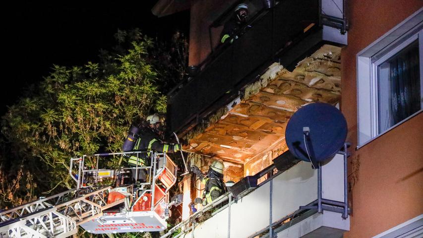 Brand am Balkon: Anwohner helfen beim Löschen des Feuers