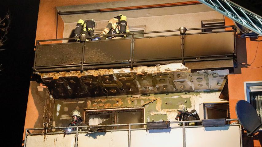 Brand am Balkon: Anwohner helfen beim Löschen des Feuers
