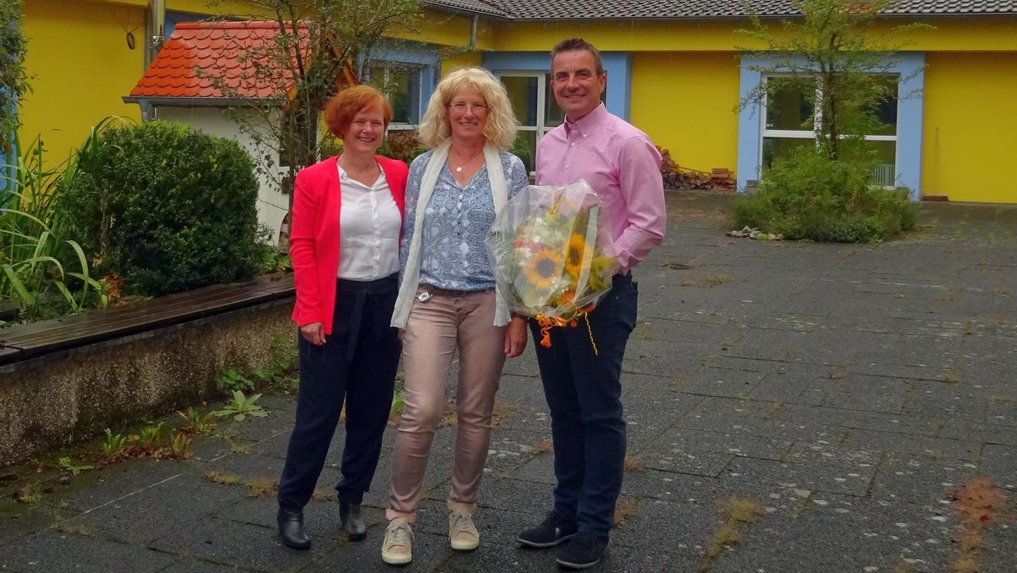 Von links: Cordula Haderlein, die neue Schulleiterin Barbara Gruber und Bürgermeister Stefan Förtsch.
