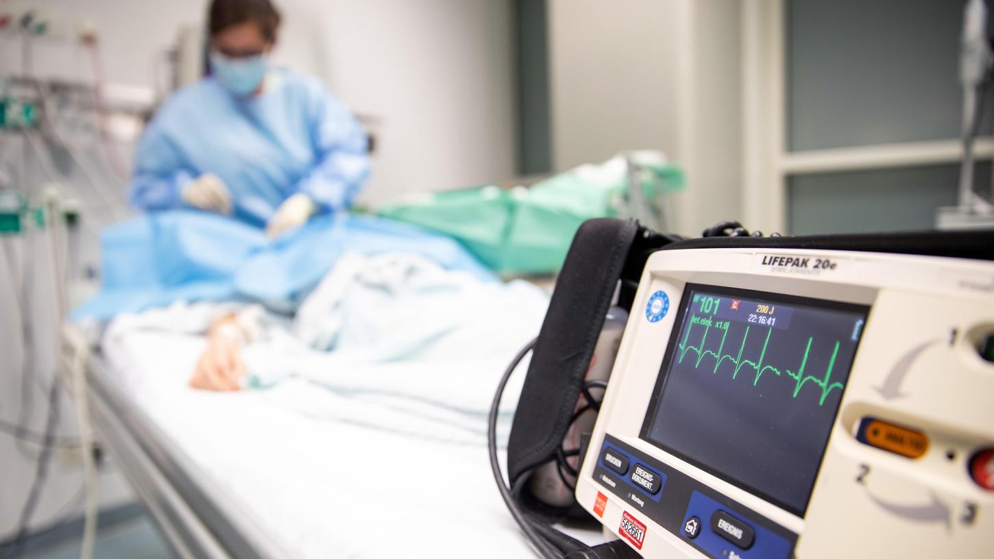 Das Klinikum Nürnberg – diese Aufnahme zeigt einen Defibrillator-Monitor in der Notaufnahme des Südklinikums – übernimmt als Maximalversorger bei jedem Notfall die Erstversorgung. Doch auch dort kann es eng werden.
