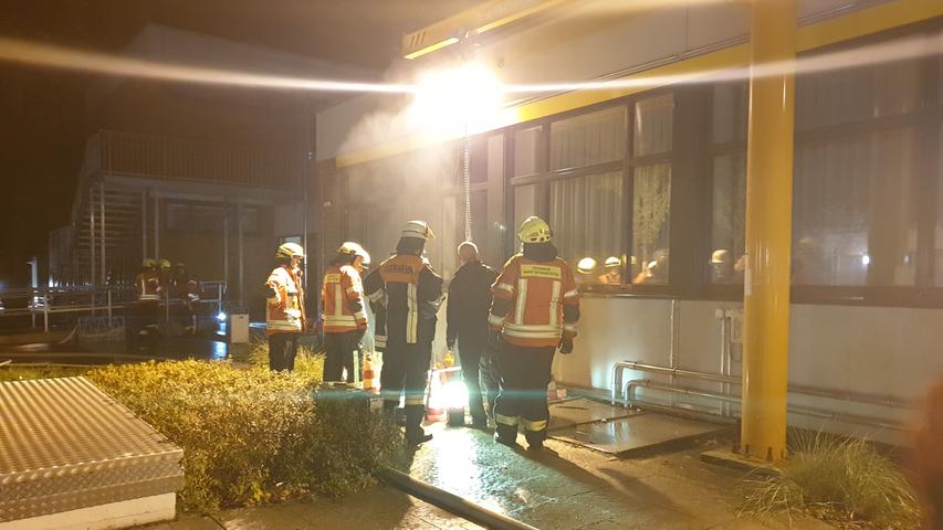 Keller verqualmt: Feuerwehreinsatz in Grundschule Schwanstetten