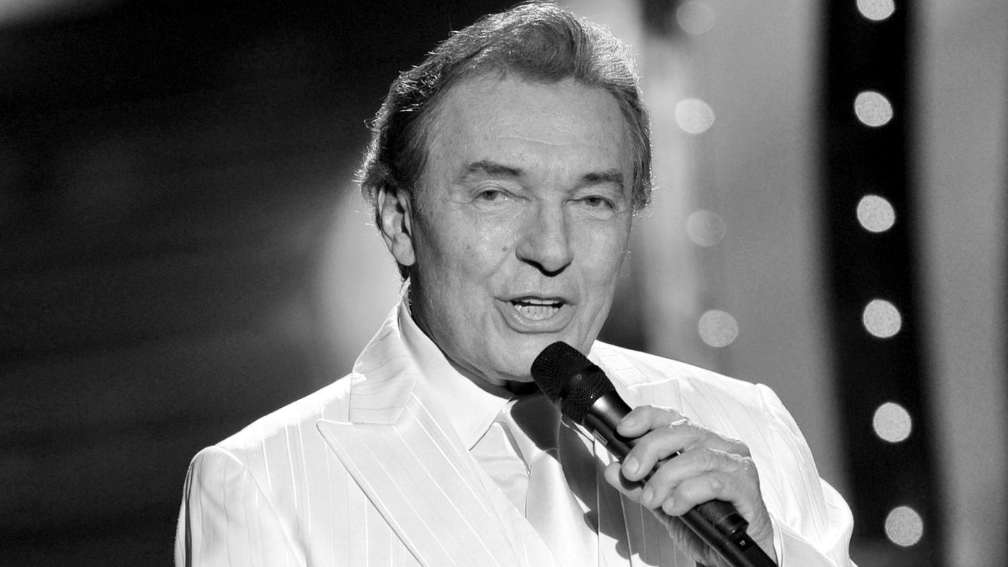 Schlagerstar Karel Gott, die "goldene Stimme aus Prag", ist am Dienstag im Alter von 80 Jahren gestorben.