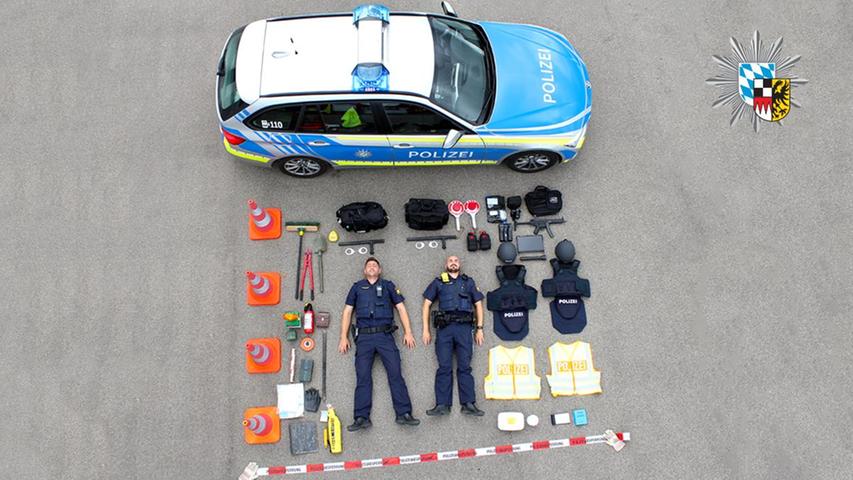 Die Polizei Bad Windsheim lässt es sich nicht nehmen, Teil des weltweiten Trends zu sein und zeigt ihr Equipment - das alles steckt in einem Streifenwagen.