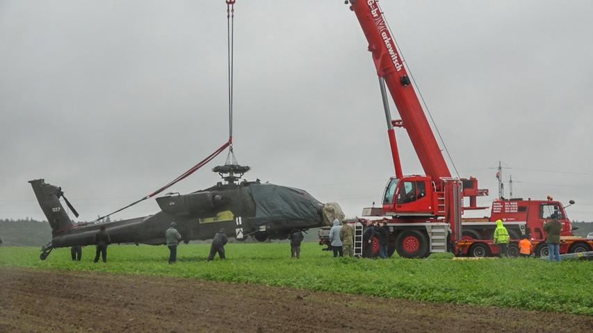 Nach Unglück in Franken: Tonnenschwerer Apache wird verladen