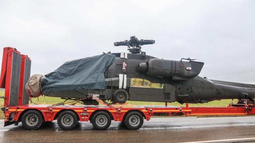 Nach Unglück in Franken: Tonnenschwerer Apache wird verladen
