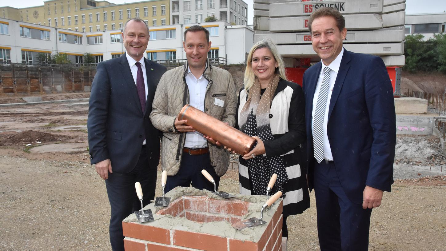 Zur Grundsteinlegung kamen Matthias Keilen, der neue Chef der Bezirkskliniken (links) und Gesundheitsministerin Melanie Huml.