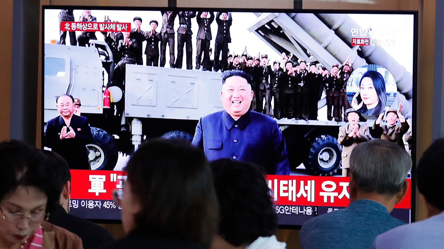 Eine Nachrichtensendung berichtet mit einem undatierten Archivfoto über Kim Jong Un, Machthaber von Nordkorea, und einen nordkoreanischen Raketentest. Das nordkoreanische Militär hat am frühen Mittwochmorgen erneut mehrere Raketen über das Japanische Meer (Koreanisch: Ostmeer) abgefeuert.
