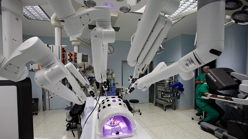 Am Klinikum Nürnberg können Gäste zu Operateuren werden. Dabei hilft ihnen der OP-Roboter "Da Vinci", den sie selbst steuern dürfen. Außerdem gibt es Vorführungen der Notfallmedizin, Verbandstraining und Erste-Hilfe-Schulungen. 
 18 bis 1 Uhr, Prof.-Ernst-Nathan-Straße 1, Nürnberg.