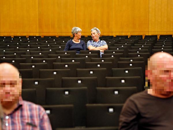 Eigentlich hatte man mit deutlich mehr Menschen gerechnet. Letztendlich kamen aber nur rund 60 Betroffene in den kleinen Saal der Meistersingerhalle. Eigentlich hatte man mit deutlich mehr Menschen gerechnet. Letztendlich kamen aber nur rund 60 Betroffene in den kleinen Saal der Meistersingerhalle.