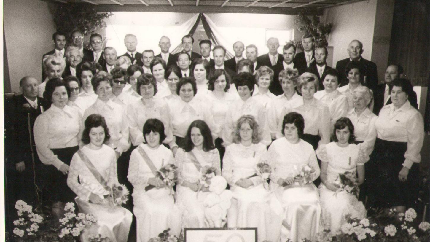 Dieses Foto des Gesangvereins Kersbach ist 1974 entstanden, als der Verein sein 50-jähriges Bestehen feierte. Inzwischen können die Sängerinnen und Sänger auf eine 95-jährige Geschichte zurückblicken.