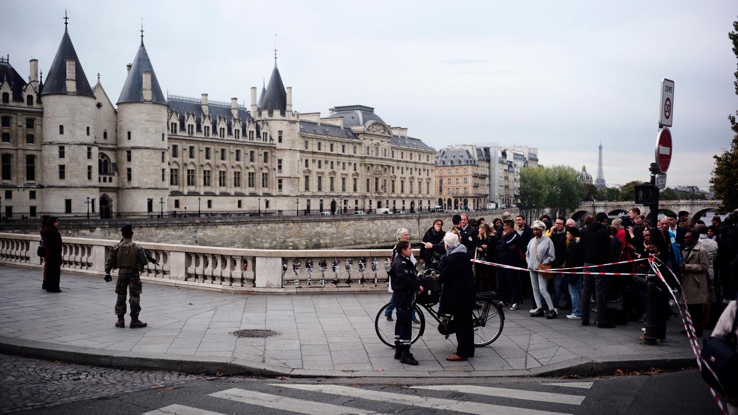 Bei der Messerattacke in der Pariser Polizeipräfektur sind laut französischen Medien insgesamt fünf Menschen getötet worden.