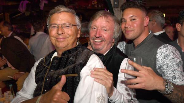 Politiker Wolfgang Bosbach, Moderator Werner Schulze-Erdel und Rapper Kay One (von links) feiern im Käferzelt.