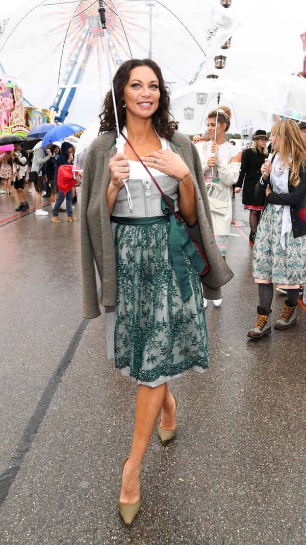 Lilly Becker, Ex-Frau von Tennislegende Boris Becker, beim Wiesn-Bummel von Freundin Cathy Hummels.