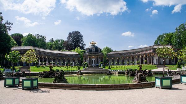 Wer an Bayreuth denkt, denkt an Richard Wagner. Für die Festspiele zu Ehren des Komponisten reisen Jahr für Jahr wahre Größen der Prominenz nach Franken, unter anderem sogar Kanzlerin Angela Merkel. Doch auch ohne musikalischen Hintergrund ist die oberfränkische Stadt wegen ihrer Parkanlagen und Bauten definitiv einen Abstecher wert. Das Markgräfliches Opernhaus zählt sogar zum UNESCO-Welterbe. Im Bild ist die Eremitage zu sehen, eine Parkanlage die vor den Toren der Stadt als Rückzugsort für die Marktgrafen gebaut wurde. Jeden Sommer wird in der Eremitage das Sommernachtsfest gefeiert.