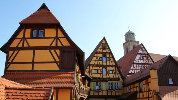 Die Franken kennen Dinkelsbühl vor allem wegen des Summer Breeze Festivals. Denn einmal im Jahr finden sich in dem kleinen Städtchen Heerscharen von Metalheads ein, um ihre Musik auf einem nahegelegenen Feld zu hören. Doch auch außerhalb der Festival-Zeit ist Dinkelsbühl auf jeden Fall einen Besuch wert: Die mittelfränkische Stadt begeistert vor allem durch ihre farbenfrohe Altstadt mit zahlreichen Fachwerkhäusern und ihre gut erhaltenen mittelalterlichen Bauwerke. Die Mauertürme, allen voran der Bäuerlinsturm, machen einen Spaziergang um die Stadtmauer zu einem wahren Erlebnis.