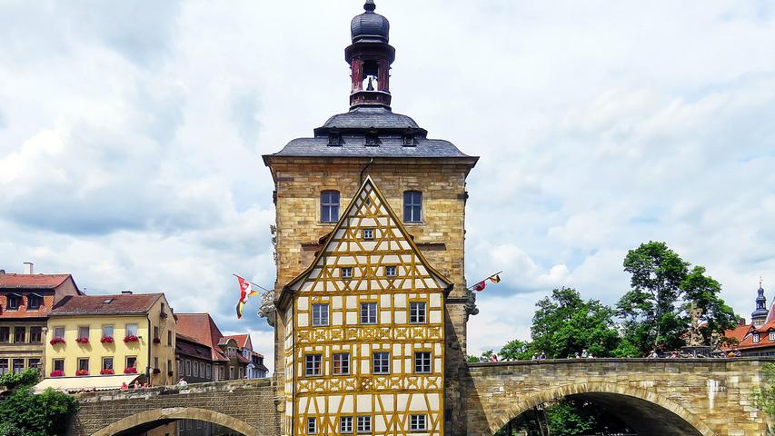 Eine besondere Landschaft und gleich zwei kulinarische Welten bringt der Steigerwald-Panoramaweg zusammen. Er führt auf 160 Kilometern von Bad Windsheim nach Bamberg. Vorbei an Orchideen und Schmetterlingen, geht es für die Wanderer hinauf zum Hohenlandsberg oder zum Schloss Frankenberg.
