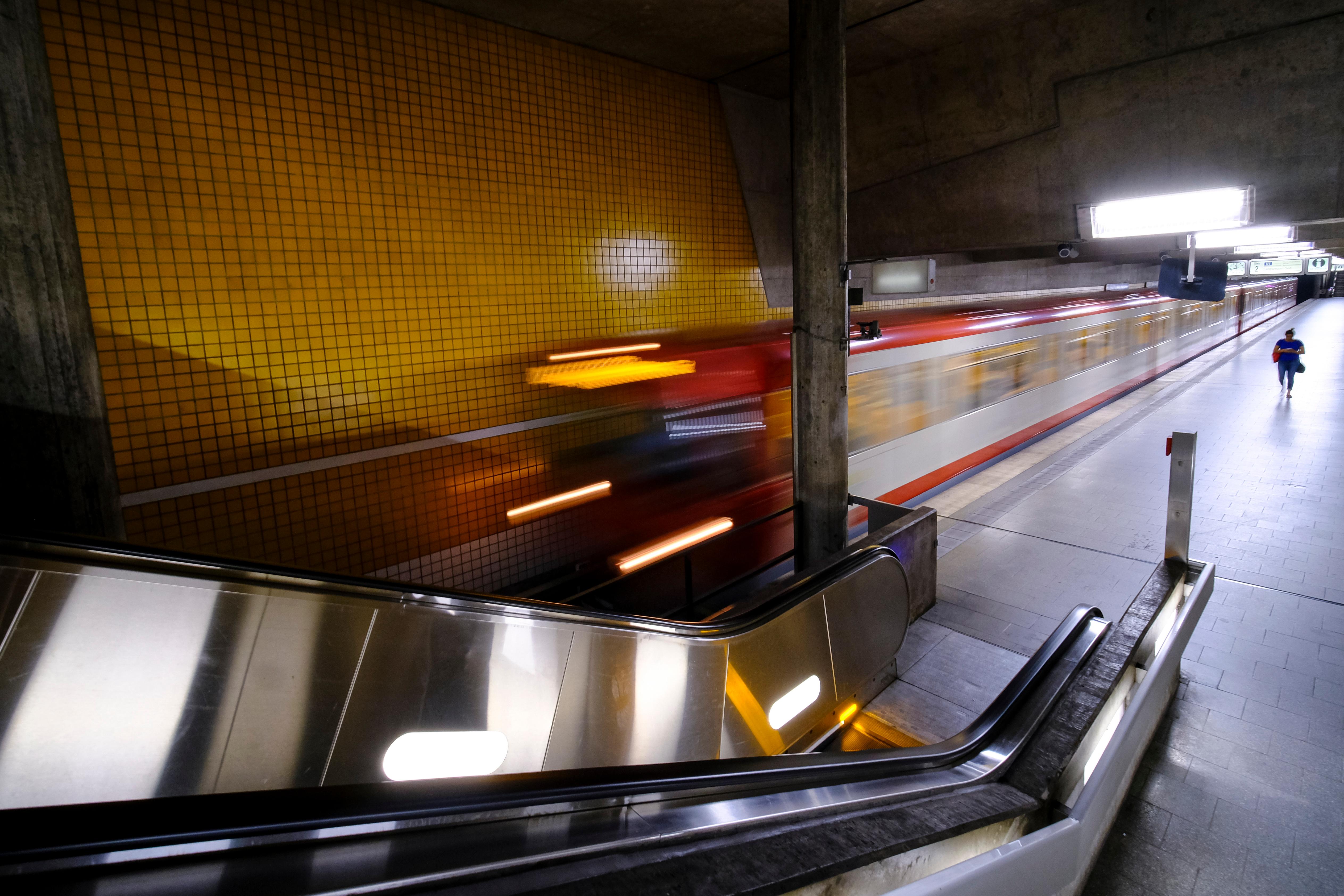 Eine der letzten Fahrt vor Betriebsschluss: Vor der Schließung müssen sich die VAG-Mitarbeiter natürlich überzeugen, dass alle Fahrgäste die Station verlassen haben.