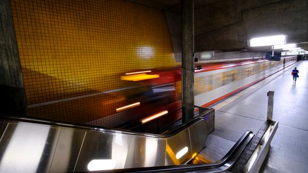 Eine der letzten Fahrt vor Betriebsschluss: Vor der Schließung müssen sich die VAG-Mitarbeiter natürlich überzeugen, dass alle Fahrgäste die Station verlassen haben.