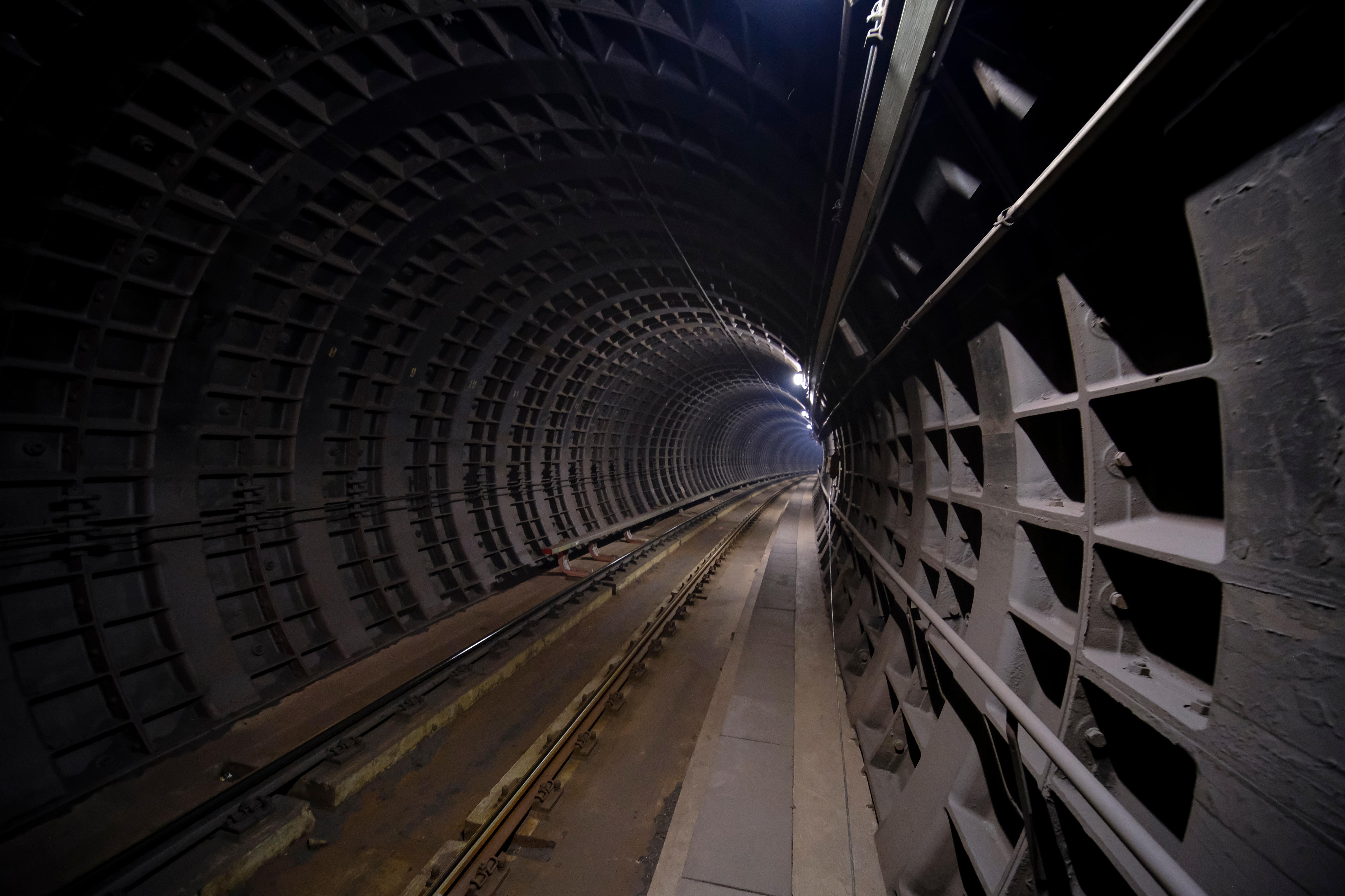Der Blick in den Tunnel ist nachts nicht anders bei Tag - seit der Einführung der fahrerlosen Züge ist der auch Fahrgästen gut vertraut.
