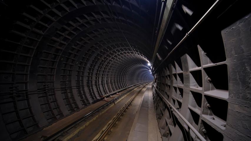 Der Blick in den Tunnel ist nachts nicht anders bei Tag - seit der Einführung der fahrerlosen Züge ist der auch Fahrgästen gut vertraut.