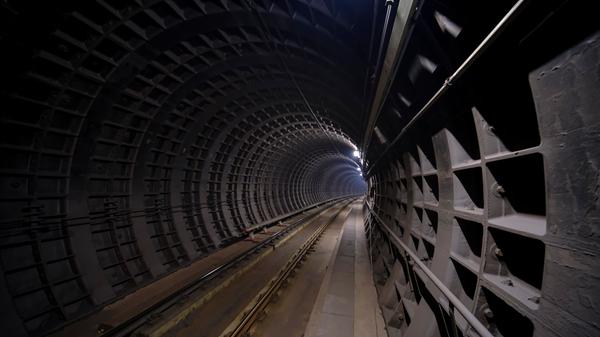 Der Blick in den Tunnel ist nachts nicht anders bei Tag - seit der Einführung der fahrerlosen Züge ist der auch Fahrgästen gut vertraut.