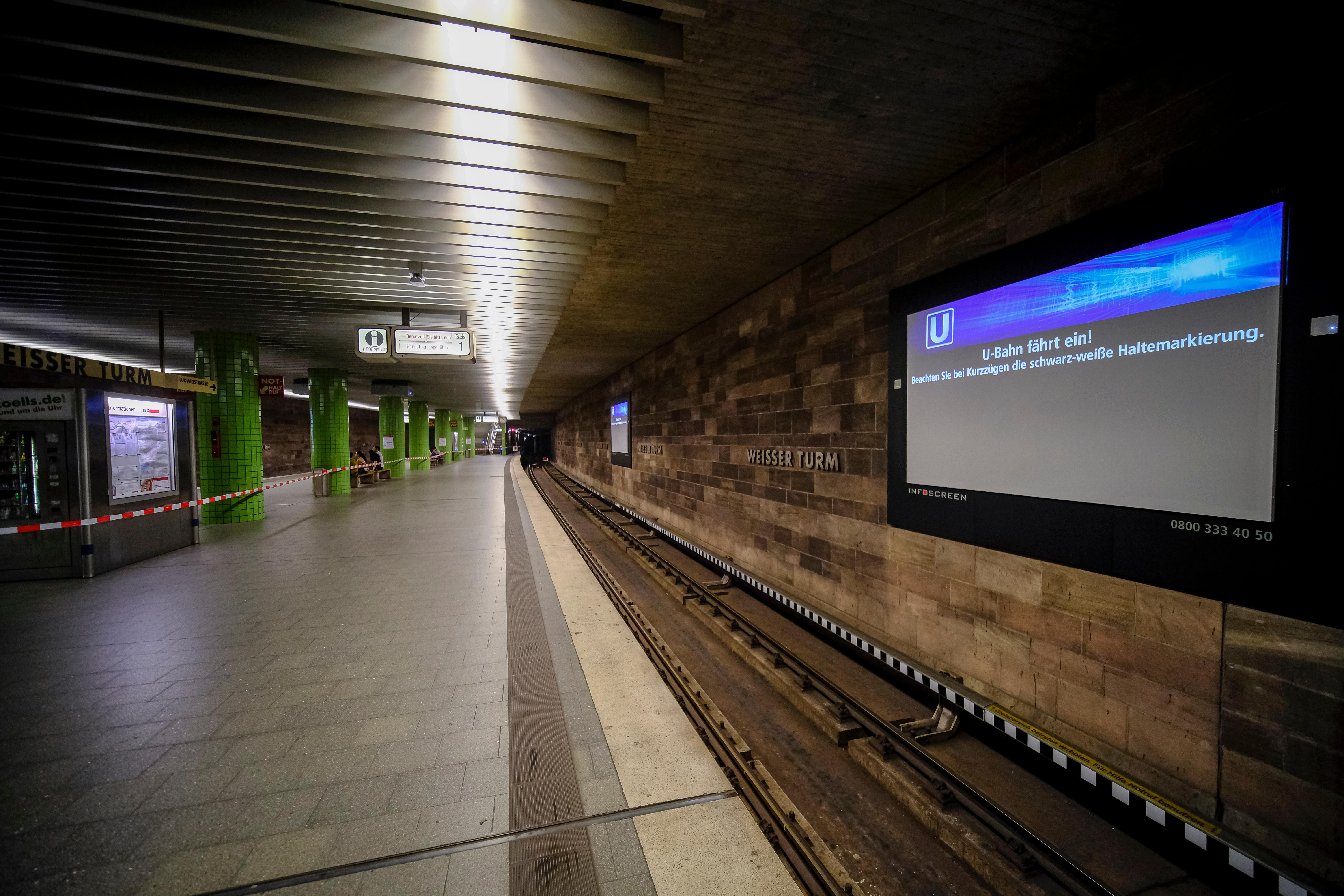 Achtung, Bauarbeiten: In der Station Weißer Turm war zum Zeitpunkt der Reportage eine Bahnsteigseite mit Flatterband abgesperrt.