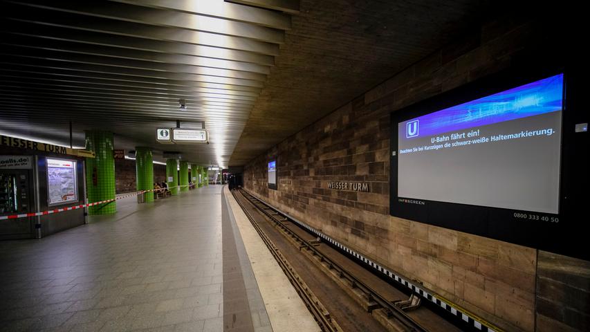 Achtung, Bauarbeiten: In der Station Weißer Turm war zum Zeitpunkt der Reportage eine Bahnsteigseite mit Flatterband abgesperrt.