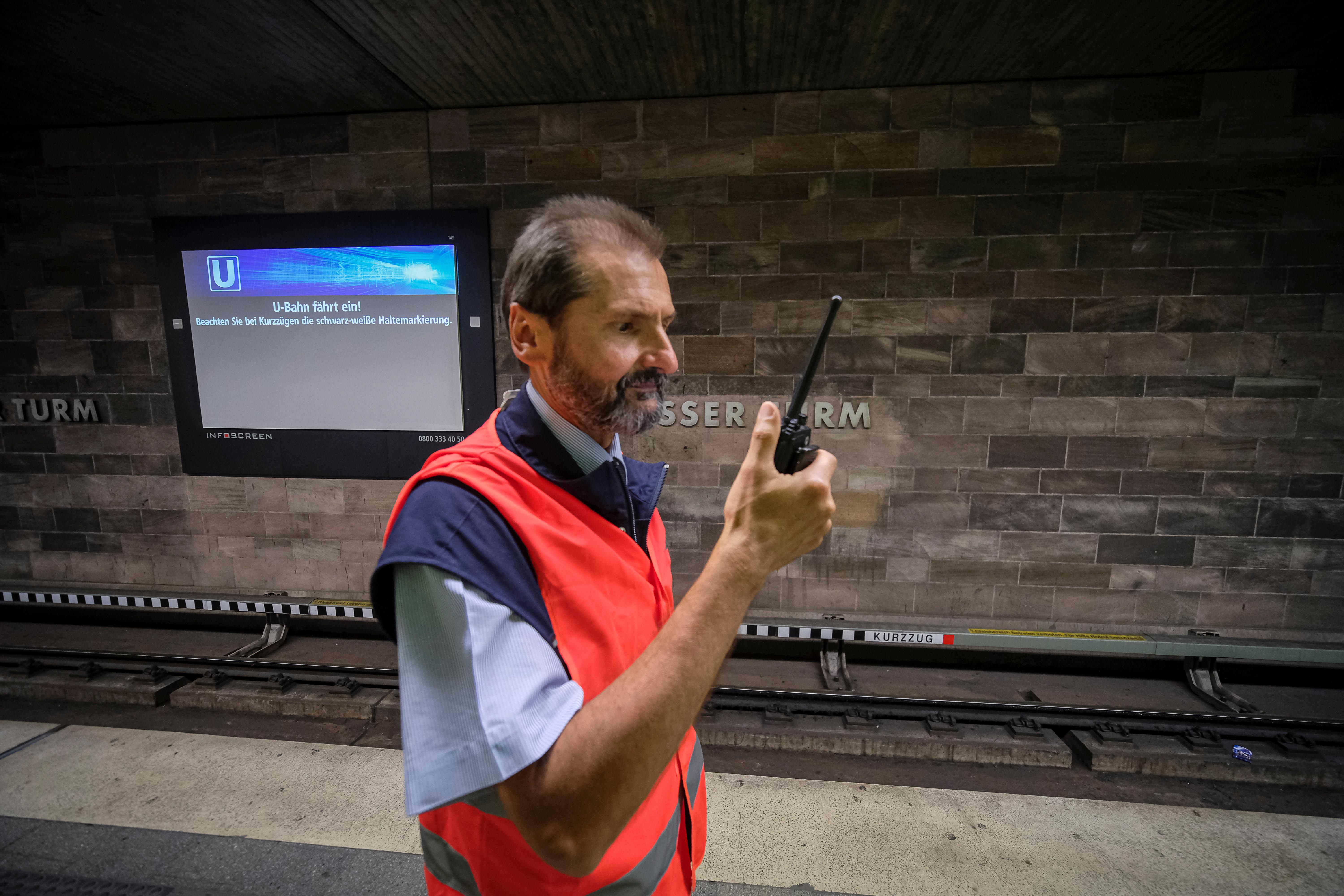 Marek Jarzombek von der Betriebsaufsicht steht ständig in Verbindung mit seinen Kollegen in der Leitstelle.