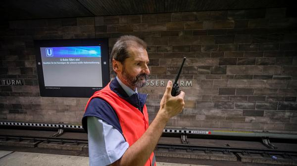 Marek Jarzombek von der Betriebsaufsicht steht ständig in Verbindung mit seinen Kollegen in der Leitstelle.