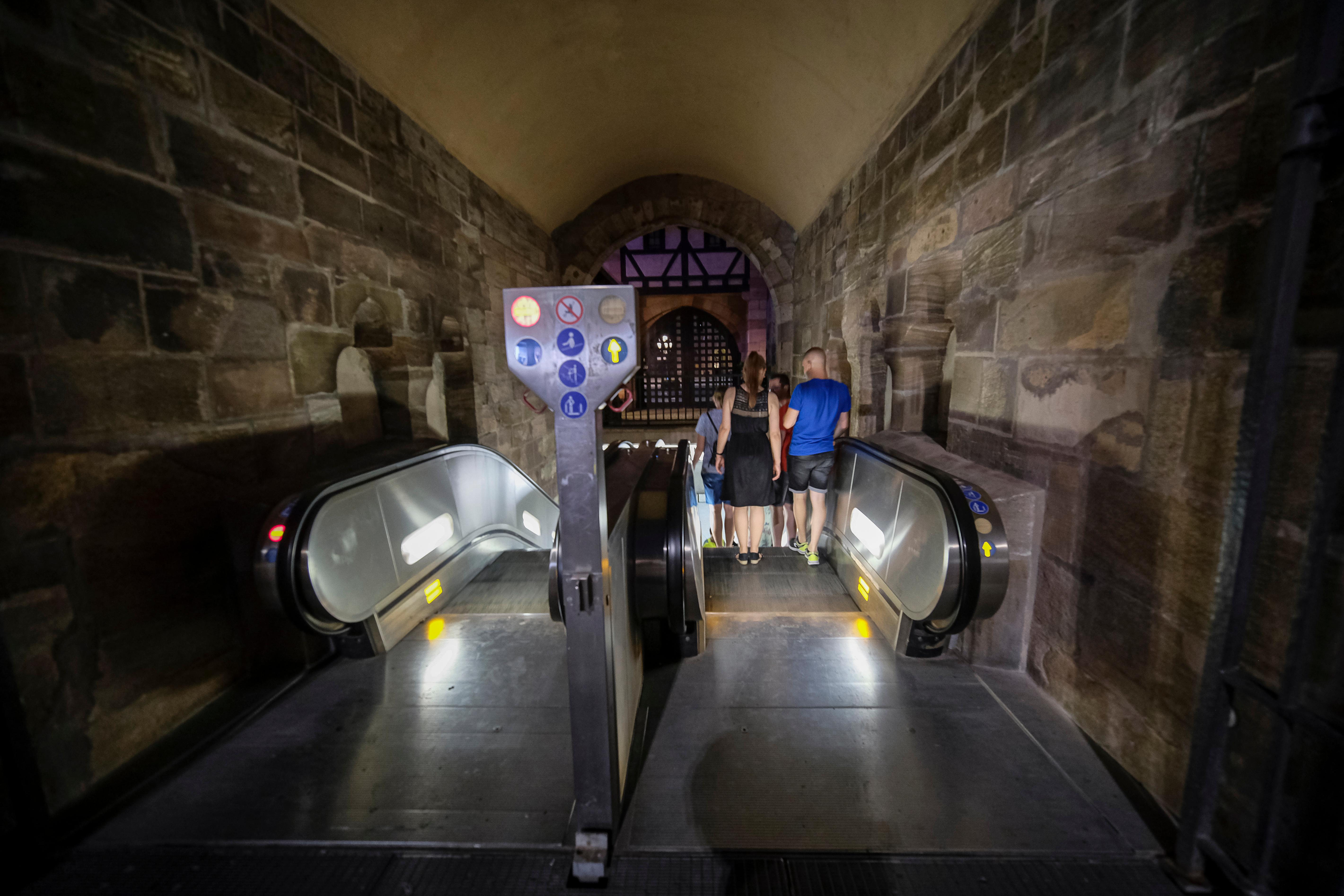 U-Bahn-Rolltreppe in historischem Gemäuer: Unter dem Weißen Turm geht's über ein Zwischengeschoss zum Bahnsteig - der Zugang wird aber nachts, wie alle anderen, geschlossen.