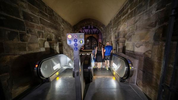 U-Bahn-Rolltreppe in historischem Gemäuer: Unter dem Weißen Turm geht's über ein Zwischengeschoss zum Bahnsteig - der Zugang wird aber nachts, wie alle anderen, geschlossen.