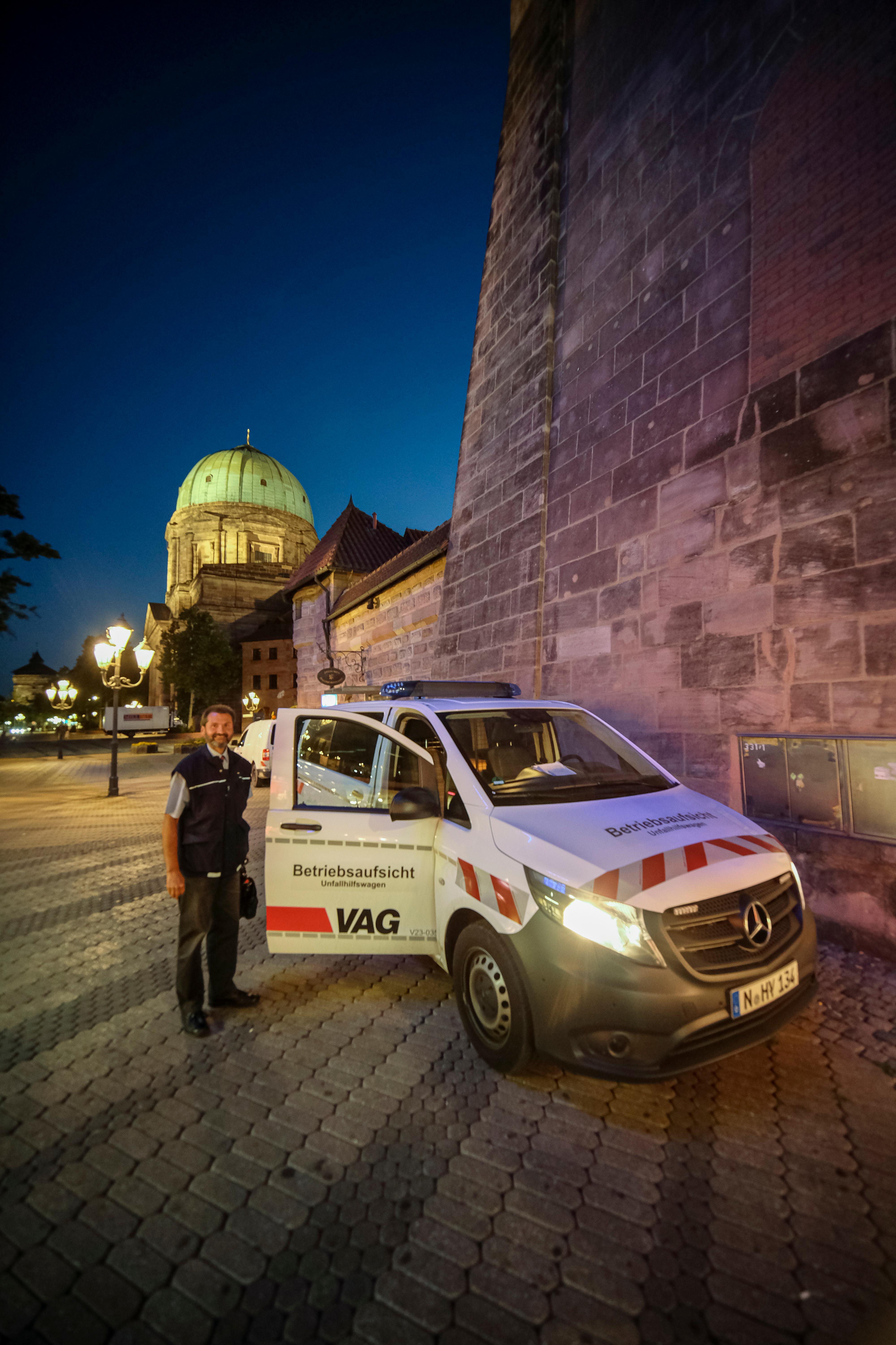 Marek Jarzombek ist gerade in den Nachtstunden auf den Einsatzwagen angewiesen, um verschiedene Stationen anzusteuern und im Notfall auch rasch reagieren zu können - denn die Bahnen haben ja Pause.