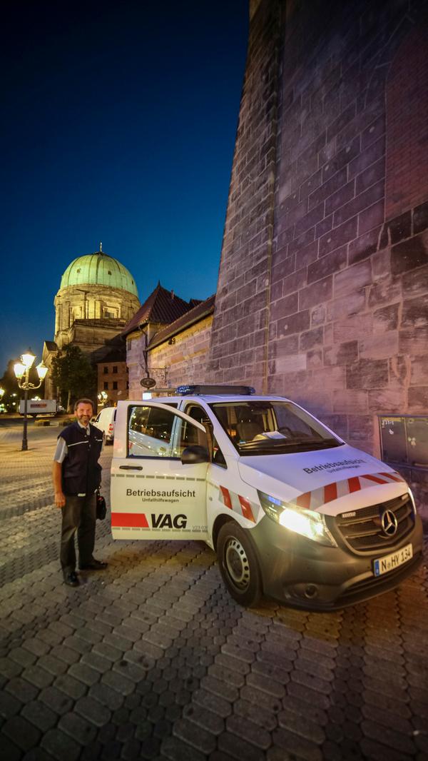 Marek Jarzombek ist gerade in den Nachtstunden auf den Einsatzwagen angewiesen, um verschiedene Stationen anzusteuern und im Notfall auch rasch reagieren zu können - denn die Bahnen haben ja Pause.